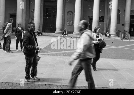 Asiatic - Indien ethnicité homme immigré vendant des jouets dans la rue. Banque D'Images