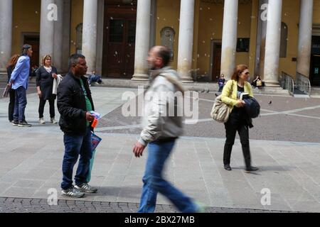 Asiatic - Indien ethnicité homme immigré vendant des jouets dans la rue. Banque D'Images