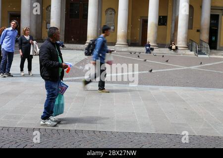 Asiatic - Indien ethnicité homme immigré vendant des jouets dans la rue. Banque D'Images