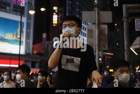Hong Kong, CHINE. 4 juin 2020. Joshua Wong, chef du parti politique anti-establishment DEMOSISTO et activiste politique éminent s'adressant aux citoyens à Causeway Bay le soir du 31e anniversaire DE JUIN massacre de Tian an Men.juin-4, 2020 Hong Kong.ZUMA/Liau Chung-ren crédit: Liau Chung-ren/ZUMA Wire/Alay Live News Banque D'Images