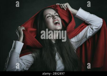 Vampire à capuchon rouge . Portrait sombre Banque D'Images