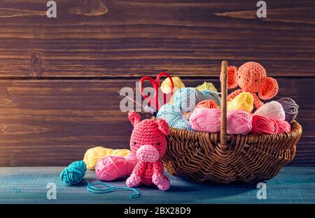 Jouets Amigurumi sur fond de bois Banque D'Images