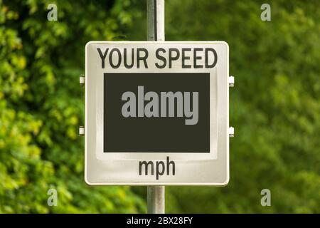 Indicateur de vitesse (SID) qui mesure et affiche la vitesse des voitures en approche. Écran vide. ROYAUME-UNI. Autres variantes d'écran disponibles dans mon portefeuille. Banque D'Images