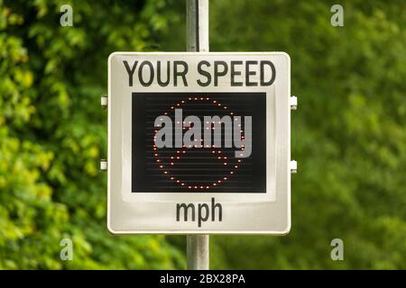 Indicateur de vitesse (SID) qui mesure et affiche la vitesse des voitures en approche. ROYAUME-UNI. Autres variantes d'écran disponibles dans mon portefeuille. Banque D'Images