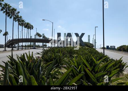 Los Angeles, CA/USA - 24 mai 2020 : la direction mondiale de l'aéroport international de Los Angeles est désertée le week-end du Memorial Day en raison de la COVID Banque D'Images