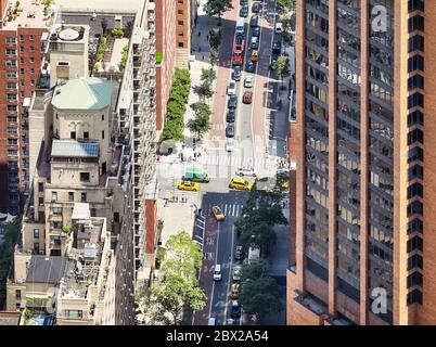 Vue aérienne d'une rue et de bâtiments dans le centre-ville de New York, États-Unis. Banque D'Images