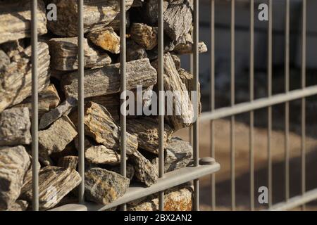 Gabion. Gros plan sur une structure en acier galvanisé remplie de morceaux de roche spectaculaires. Banque D'Images