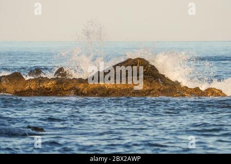Vagues se brisant contre des rochers en mer Méditerranée, Espagne. Banque D'Images