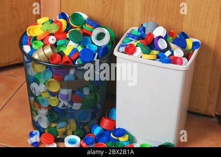 Bacs à litière remplis de bouchons en plastique provenant de bouteilles. Une matière première secondaire précieuse. Banque D'Images