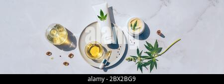 Huile CBD cosmétique. Produits cosmétiques avec de l'huile de cannabis, teinture Flat Lay Banque D'Images