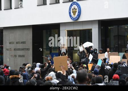 Des personnes protestant à l'extérieur du siège de la police des West Midlands, Colmore Circus, lors d'un rassemblement de protestation Black Lives Matter à Birmingham, à la mémoire de George Floyd, tué le 25 mai alors qu'il était en garde à vue dans la ville de Minneapolis aux États-Unis. Banque D'Images