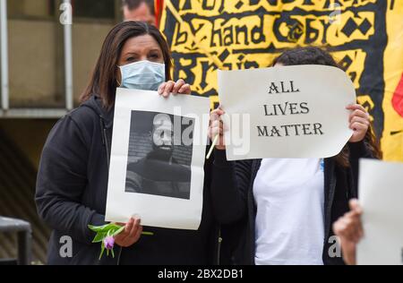 Brighton UK 4 juin 2020 - les gens participent au paisible rassemblement anti-racisme de Black Lives Matter devant la mairie de Hove ce soir . Des manifestations ont eu lieu en Amérique , en Grande-Bretagne et dans d'autres pays depuis la mort de George Floyd alors qu'il était arrêté par la police à Minneapolis le 25 mai : Credit Simon Dack / Alay Live News Banque D'Images