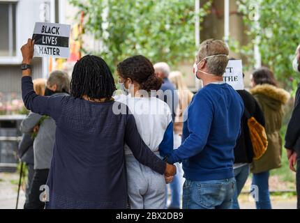 Brighton UK 4 juin 2020 - les gens participent au paisible rassemblement anti-racisme de Black Lives Matter devant la mairie de Hove ce soir . Des manifestations ont eu lieu en Amérique , en Grande-Bretagne et dans d'autres pays depuis la mort de George Floyd alors qu'il était arrêté par la police à Minneapolis le 25 mai : Credit Simon Dack / Alay Live News Banque D'Images