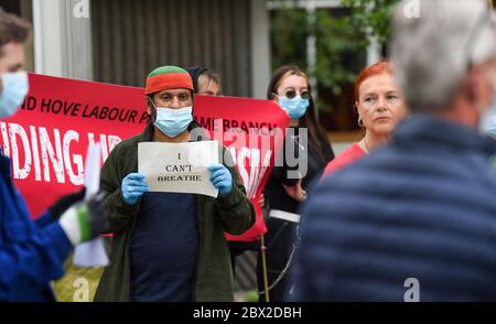 Brighton UK 4 juin 2020 - les gens participent au paisible rassemblement anti-racisme de Black Lives Matter devant la mairie de Hove ce soir . Des manifestations ont eu lieu en Amérique , en Grande-Bretagne et dans d'autres pays depuis la mort de George Floyd alors qu'il était arrêté par la police à Minneapolis le 25 mai : Credit Simon Dack / Alay Live News Banque D'Images