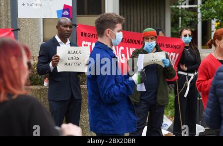 Brighton UK 4 juin 2020 - les gens participent au paisible rassemblement anti-racisme de Black Lives Matter devant la mairie de Hove ce soir . Des manifestations ont eu lieu en Amérique , en Grande-Bretagne et dans d'autres pays depuis la mort de George Floyd alors qu'il était arrêté par la police à Minneapolis le 25 mai : Credit Simon Dack / Alay Live News Banque D'Images