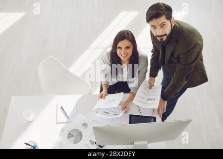 Vue de dessus. Personnel professionnel travaillant au bureau. Banque D'Images