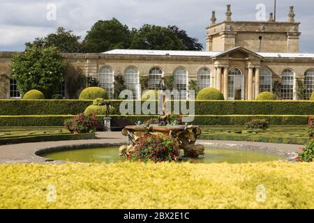 Salon privé célèbre son 10e anniversaire en 2015 avec l'annonce aujourd'hui qu'il s'est relocalisé dans le magnifique Palais de Blenheim, soulignant encore sa position comme l'événement automobile le plus prestigieux du Royaume-Uni. Fort des réalisations d’une décennie remarquable, qui comprend la création de son Concours d’Elégance comme l’un des 3 plus prestigieux événements automobiles classiques au monde, le déménagement au Palais de Blenheim offre un lieu de destination parfaitement aligné sur l’allure et la réputation du salon privé. Salon privé continuera de conserver sa ligne de données bien établie au début de septembre . Banque D'Images