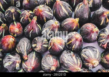 Gros plan de nombreuses figues mûres juteuses sur le comptoir - marché méditerranéen traditionnel - produits naturels de qualité supérieure sélectionnés Banque D'Images