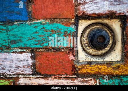 Mur de briques de couleur en soutien du NHS pendant le verrouillage du coronavirus Banque D'Images