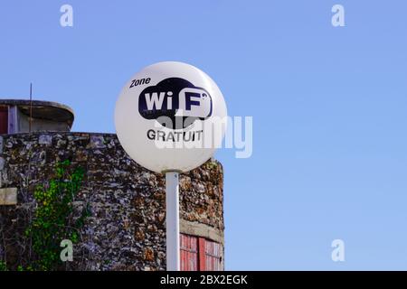 Bordeaux , Aquitaine / France - 06 01 2020 : logo Wi-Fi gratuit sans fil sur hotspot avec panneau dans la rue Banque D'Images