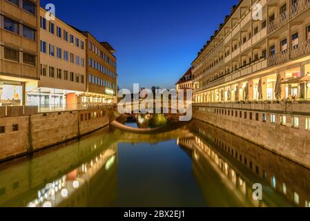 La Fleischbrucke au-dessus de la rivière Pegnitz dans la vieille ville de Nuremberg Banque D'Images