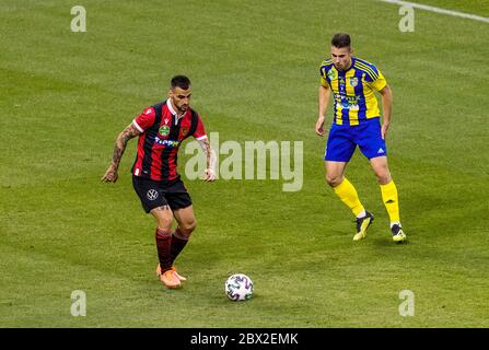 BUDAPEST, HONGRIE - JUIN 3 : (l-r) Davide Lanzafame de Budapest Honved contrôle le ballon à côté de Dino Besirovic de Mezokovesd Zone FC lors du match final de la coupe hongroise entre Budapest Honved et Mezokovesd ZonFC à Puskas Arena le 3 juin 2020 à Budapest, Hongrie. Banque D'Images