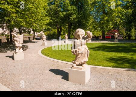 Salzbourg, Autriche - 7 mai 2020 : sculptures de nains en marbre blanc dans le jardin du Dawef (Zwerglgarten) qui fait partie des jardins du palais Mirabell (Mira Banque D'Images