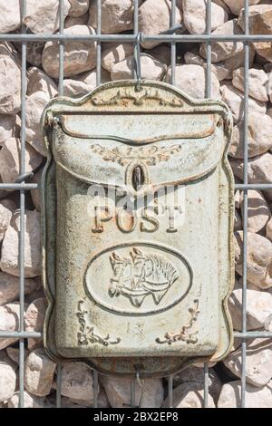 Ancienne boîte aux lettres autrichienne en métal vintage décorée avec des ornements et des chevaux Banque D'Images