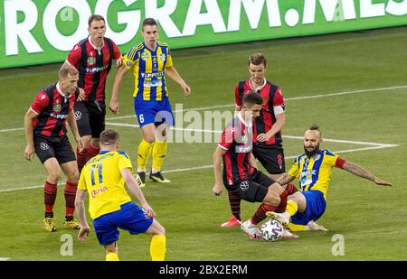 BUDAPEST, HONGRIE - JUIN 3 : (l-r) Djordje Kamber de Budapest Honved, Ivan Lovric de Budapest Honved, Budu Zivzivadze de Mezokovesd Zonque FC #11, Dino Besirovic de Mezokovesd Zonque FC #6, Roland Ugrai de Budapest Honved, Daniel Gazdag de Budapest Honved #6 et Tamas Cseri du FC de Mezokovesd Zonde en action lors du match final de la coupe hongroise entre Budapest Honved et le FC de Mezokovesd Zonde Puskas Arena le 3 juin 2020 à Budapest, Hongrie. Banque D'Images