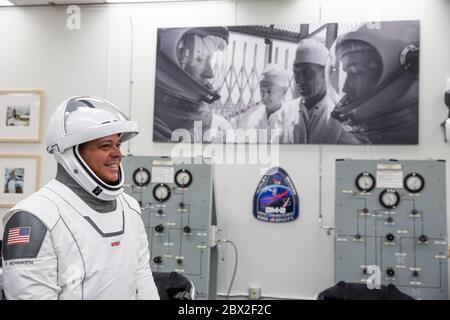 L'astronaute de la NASA Robert Behnken sourit en se portant dans son espace SpaceX, dans la salle de préparation du bâtiment Neil Armstrong Operations and Checkout Building au Kennedy Space Center le 30 mai 2020, Cape Canaveral, en Floride. Les astronautes Behnken et Hurley feront une deuxième tentative de lancement lors du premier lancement commercial transportant des astronautes à la Station spatiale internationale. Banque D'Images