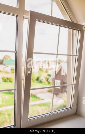 Laissez l'air frais dans la maison en début de matinée - fraîcheur du matin - repos et logement dans la campagne Banque D'Images