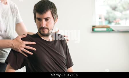 Physiothérapeute s'exerçant avec une personne handicapée sur une table de thérapie. Banque D'Images