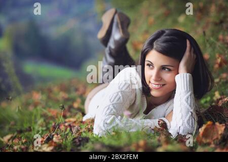 Belle jeune femme se relaxant dans la campagne d'automne. Portrait saisonnier et extérieur Banque D'Images