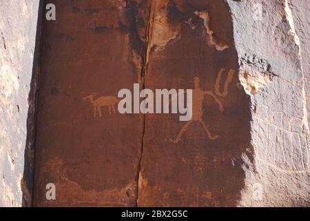 Pétroglyphes sur un mur d'escalade à Indian Creek, Utah. Banque D'Images