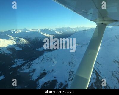 Suisselands montagnes étonnantes couvertes de neige vue depuis un petit avion Banque D'Images