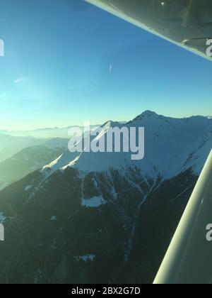 Suisselands montagnes étonnantes couvertes de neige vue depuis un petit avion Banque D'Images