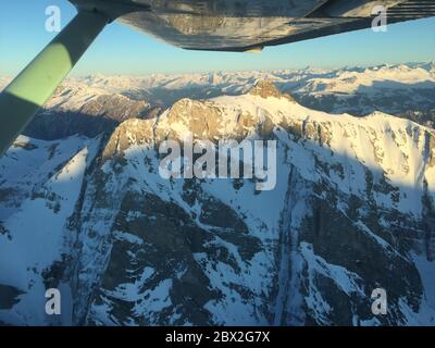 Suisselands montagnes étonnantes couvertes de neige vue depuis un petit avion Banque D'Images
