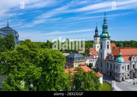 Vue aérienne de Pszczyna. Place du marché principale dans la ville historique européenne. Vieux bâtiments colorés et ciel bleu clair. Pszczyna, haute Silésie, Pologne. Banque D'Images