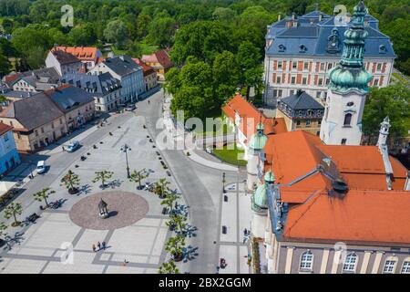 Vue aérienne de Pszczyna. Place du marché principale dans la ville historique européenne. Vieux bâtiments colorés et ciel bleu clair. Pszczyna, haute Silésie, Pologne. Banque D'Images