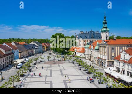 Vue aérienne de Pszczyna. Place du marché principale dans la ville historique européenne. Vieux bâtiments colorés et ciel bleu clair. Pszczyna, haute Silésie, Pologne. Banque D'Images