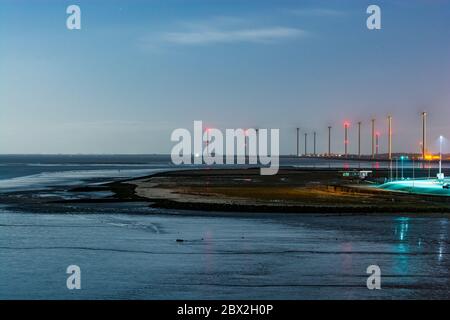 L'électricité éolienne sur la côte la nuit à Delfzijl, pays-Bas Banque D'Images