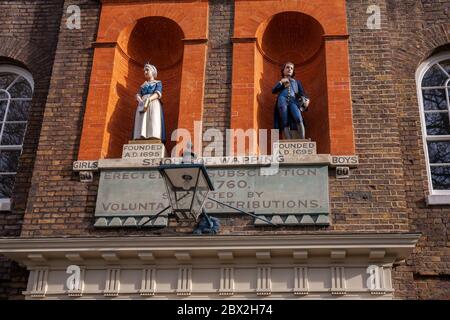 Statues Bluecoat à la St. John's Old School, Wapping, Londres, Angleterre, Royaume-Uni Banque D'Images