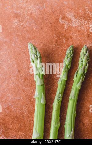 L'asperge est un légume avec de longues tiges denses et des feuilles en forme d'aiguille sur les pointes - elles sont vertes, blanches, pinceuses et pourpres - ils mangent des pousses, a Banque D'Images