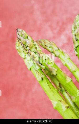 En Italie, on ajoute des asperges grillées, de la soupe aux asperges, des asperges au risotto, des pâtes ou on peut simplement servir des asperges bouillies avec des œufs pochés Banque D'Images