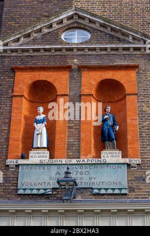 Statues Bluecoat à la St. John's Old School, Wapping, Londres, Angleterre, Royaume-Uni Banque D'Images