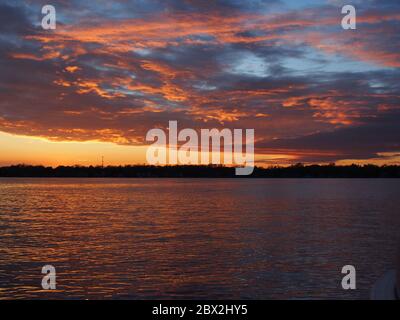 Bon contre mal – nuages de tempête contre les nuages de coucher de soleil Banque D'Images