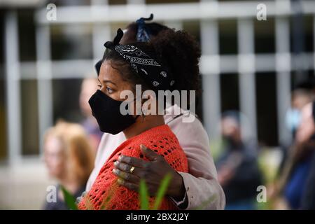 Brighton UK 4 juin 2020 - les gens participent au paisible rassemblement anti-racisme de Black Lives Matter devant la mairie de Hove ce soir . Des manifestations ont eu lieu en Amérique , en Grande-Bretagne et dans d'autres pays depuis la mort de George Floyd alors qu'il était arrêté par la police à Minneapolis le 25 mai : Credit Simon Dack / Alay Live News Banque D'Images