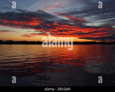 Bon contre mal – nuages de tempête contre les nuages de coucher de soleil Banque D'Images