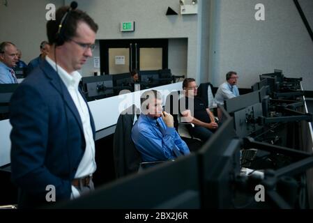 Steve Stich, directeur adjoint du programme des équipages commerciaux de la NASA, surveille le lancement d'une fusée SpaceX Falcon 9 transportant le vaisseau spatial Crew Dragon de la compagnie lors de la mission Demo-2 avec les astronautes de la NASA Douglas Hurley et Robert Behnken à bord, le samedi 30 mai 2020, Dans la salle de tir quatre du Launch Control Center du Kennedy Space Center de la NASA en Floride. La mission SpaceX Demo-2 de la NASA est le premier lancement avec des astronautes de l'engin spatial SpaceX Crew Dragon et de la fusée Falcon 9 vers la Station spatiale internationale dans le cadre du programme d'équipage commercial de l'agence. Le vol d'essai sert de fin Banque D'Images