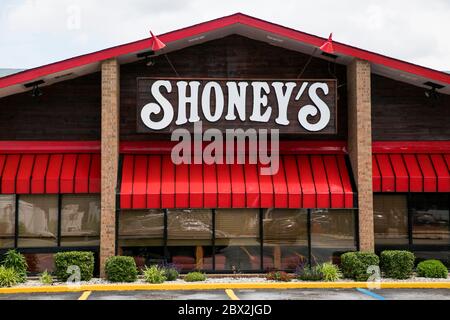 Un logo à l'extérieur d'un restaurant Shoney's situé à Charleston, Virginie-Occidentale, le 29 mai 2020. Banque D'Images